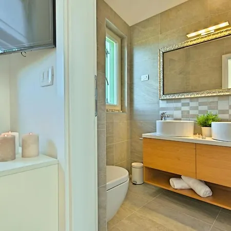 Barbara With Pool Comfortable